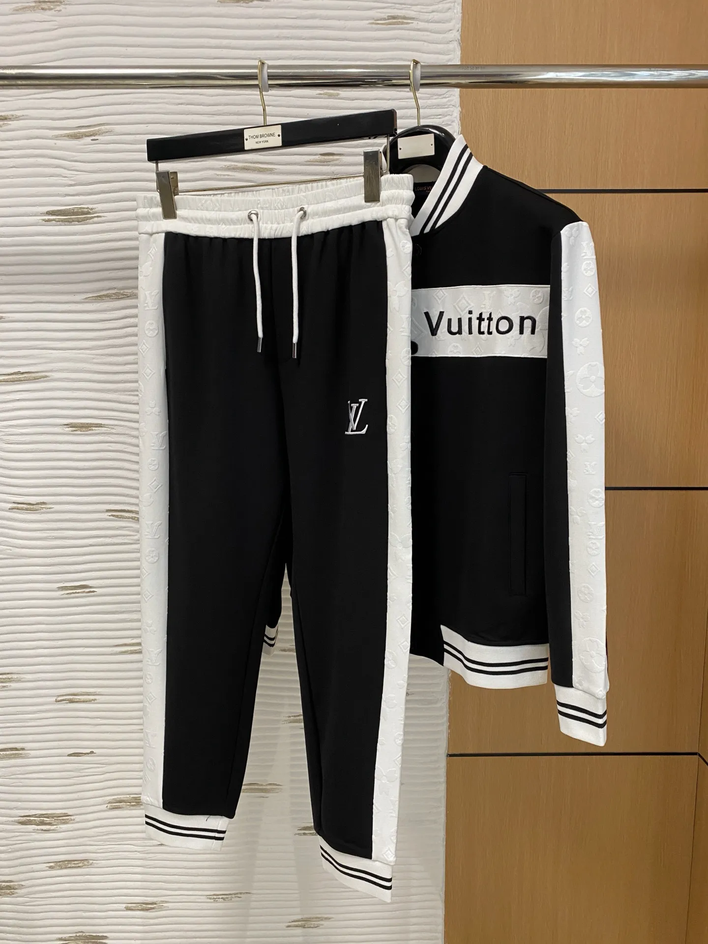 🅿️720 LV 2025 autumn and winter new counter, the same casual Tencel cotton fabric suit, breathable, comfortable and casual! Full of high-end feel! The details are exquisite and high-end, and the workmanship is impeccable! The original high-end fabric is very high-end! The fabric is crisp, anti-wrinkle and wear-resistant, warm, neat and stylish. Everyone must buy a set this autumn and winter. They must look cool and cool when wearing it. This is a model that we highly recommend! M-3XL